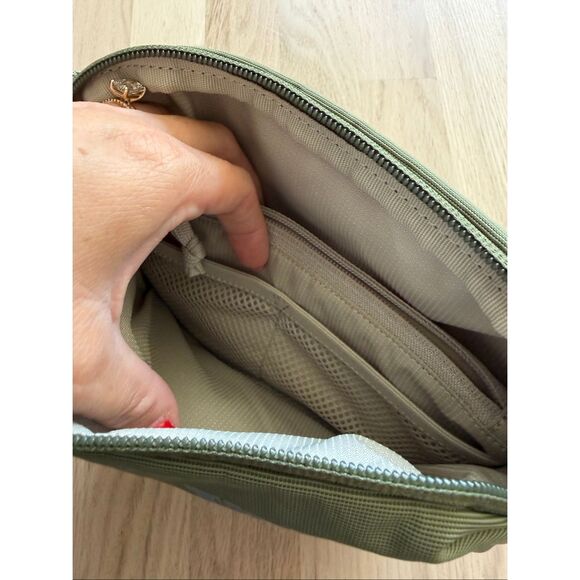 THULE Paramount 2L Crossbody Bag Green - Picture 9 of 11